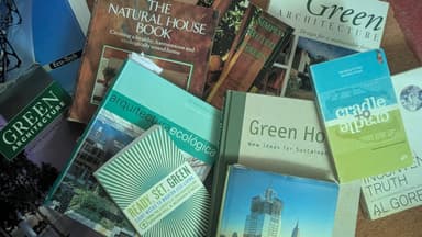 Pequeña muestra de mi biblioteca de libros vinculados con la sostenibilidad
