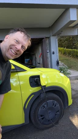 Enchufando coche eléctrico en casa