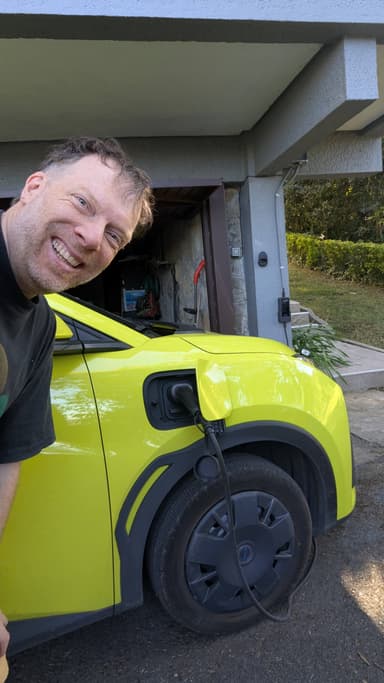 Enchufando coche eléctrico en casa